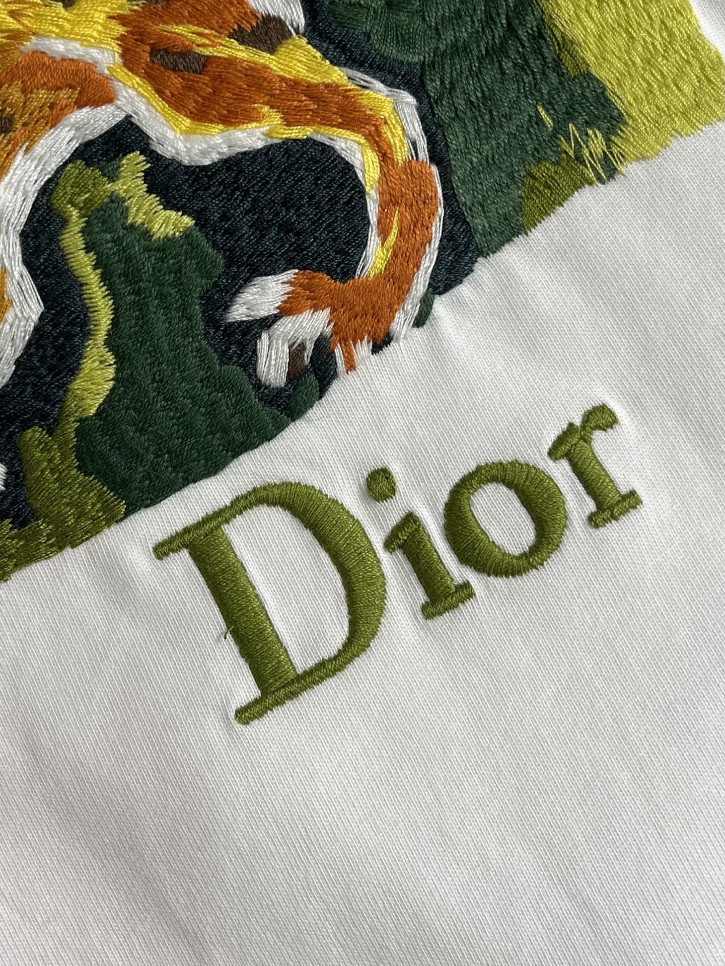 Dior 花豹刺绣圆领短袖T恤，用白色棉质平纹针织面料精心制作，平纹针织结构赋予了面料轻盈透气、亲肤柔软