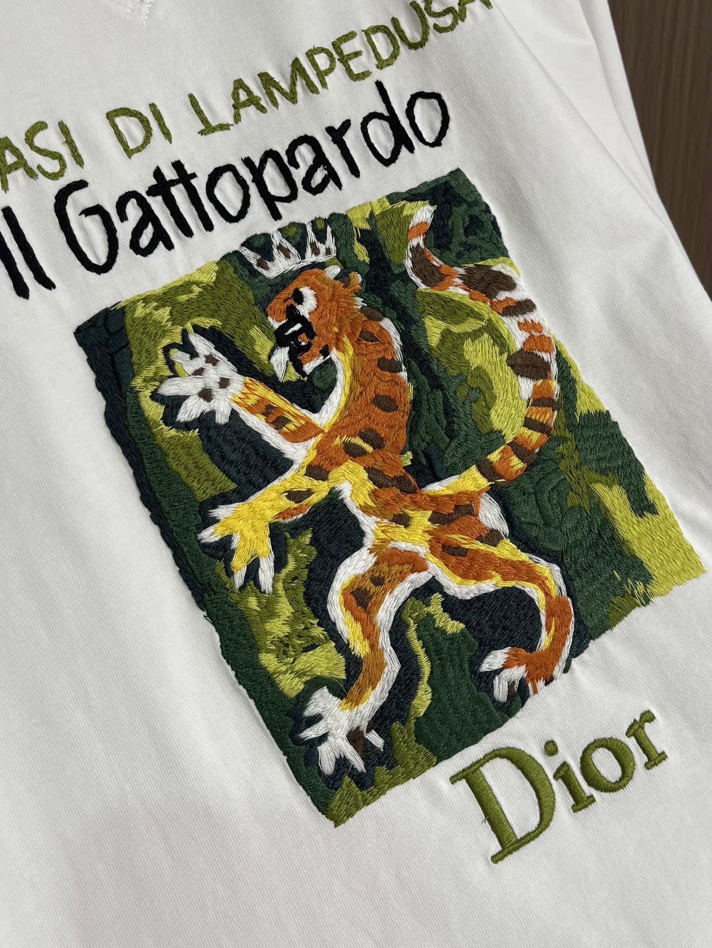 Dior 花豹刺绣圆领短袖T恤，用白色棉质平纹针织面料精心制作，平纹针织结构赋予了面料轻盈透气、亲肤柔软