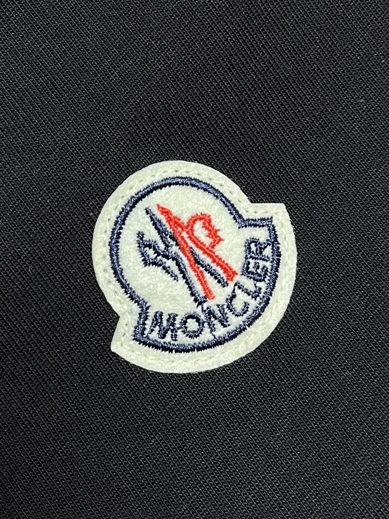 Moncler 卡通印花短袖T恤，纯棉双纱面料，对色定染面料，超精细平网印花工艺，潮流感十足，采用细致纱