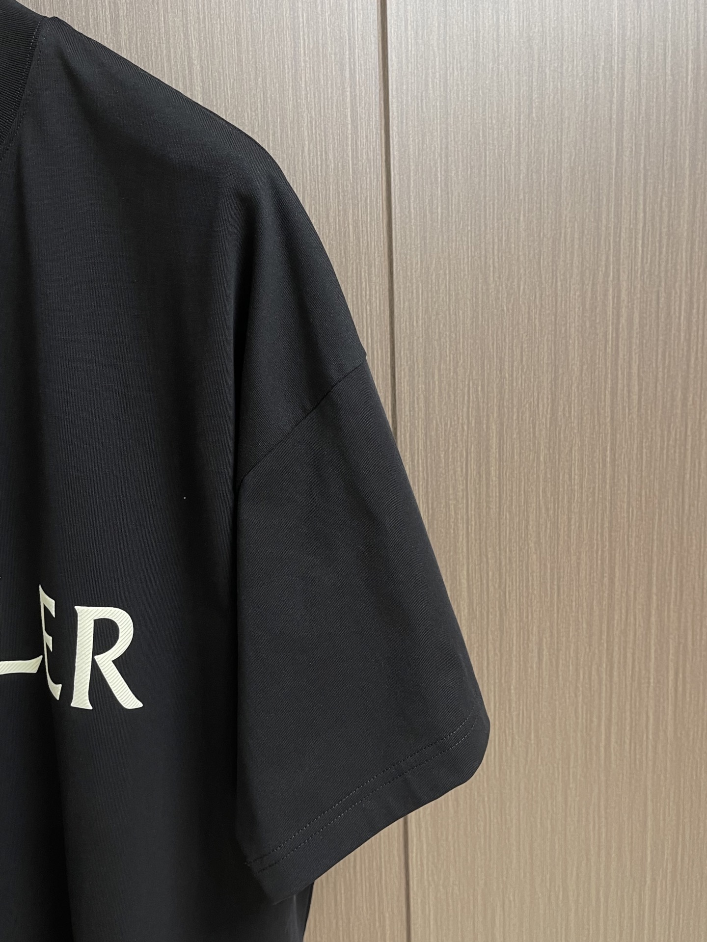 Moncler 卡通印花短袖T恤，纯棉双纱面料，对色定染面料，超精细平网印花工艺，潮流感十足，采用细致纱