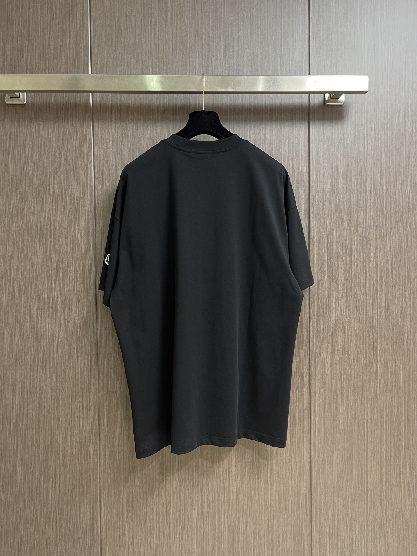 Moncler 卡通印花短袖T恤，纯棉双纱面料，对色定染面料，超精细平网印花工艺，潮流感十足，采用细致纱
