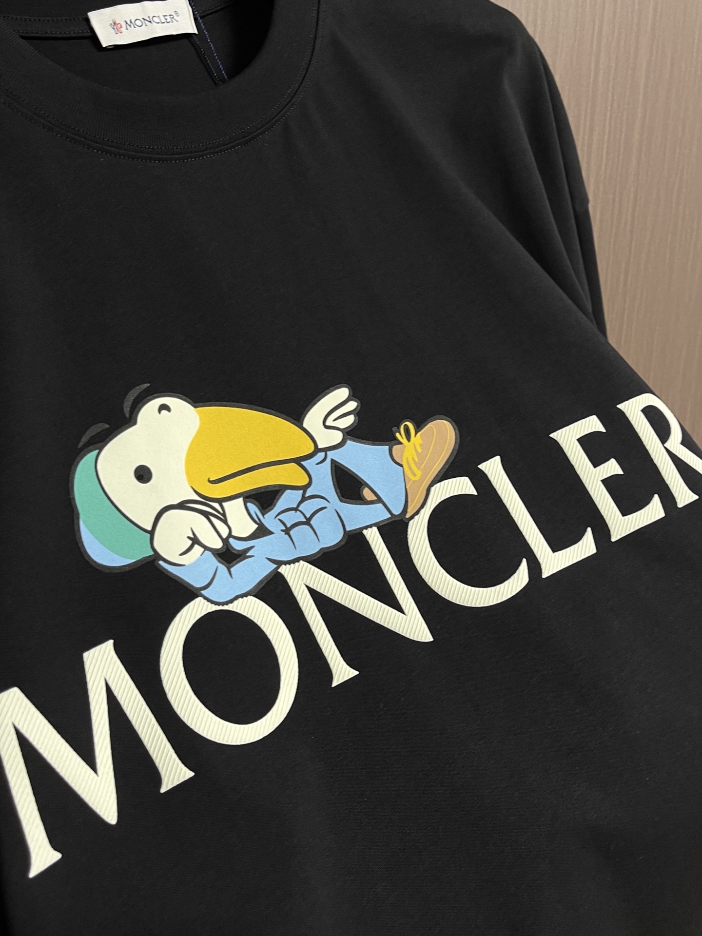 Moncler 卡通印花短袖T恤，纯棉双纱面料，对色定染面料，超精细平网印花工艺，潮流感十足，采用细致纱