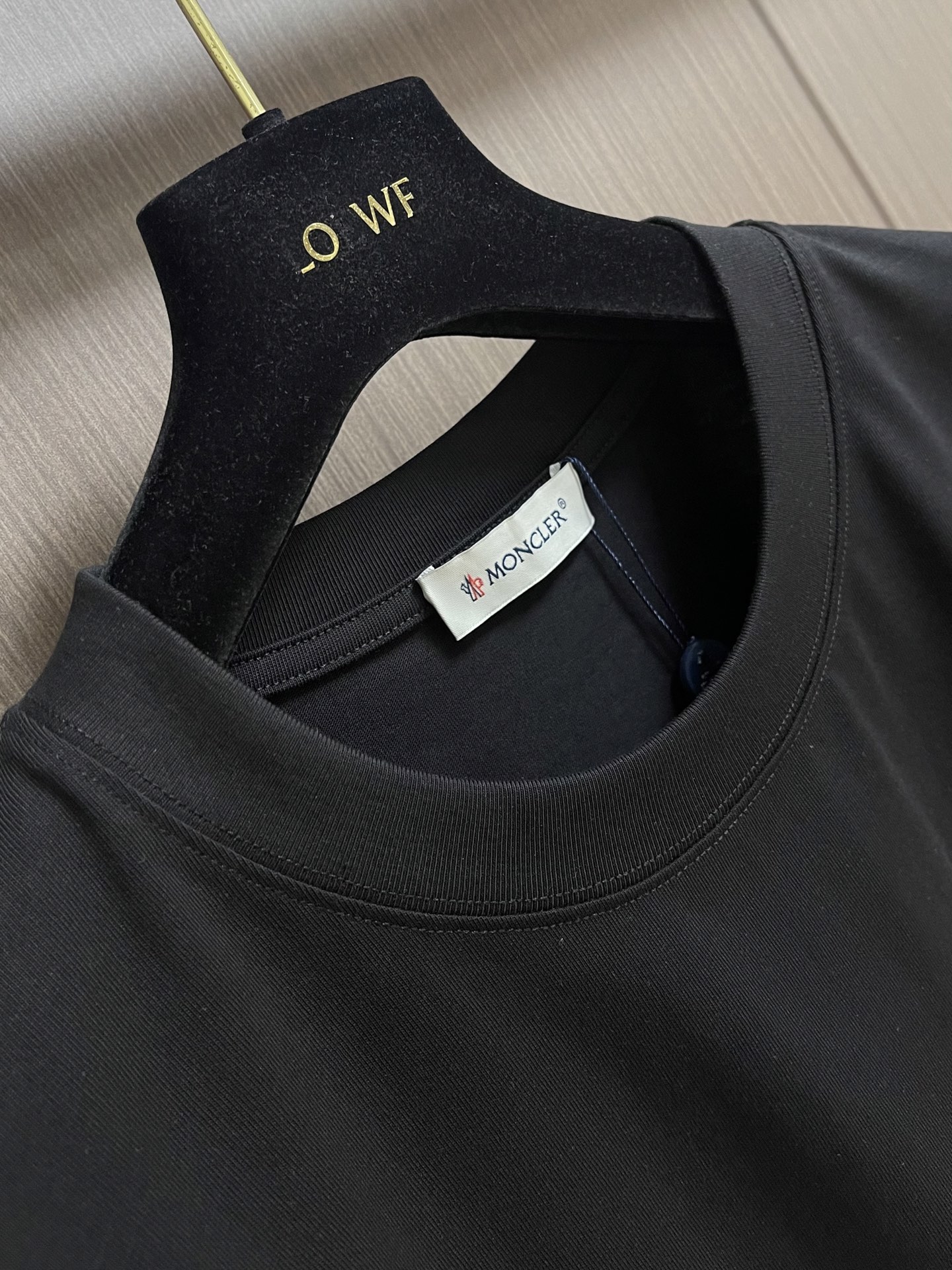Moncler 卡通印花短袖T恤，纯棉双纱面料，对色定染面料，超精细平网印花工艺，潮流感十足，采用细致纱