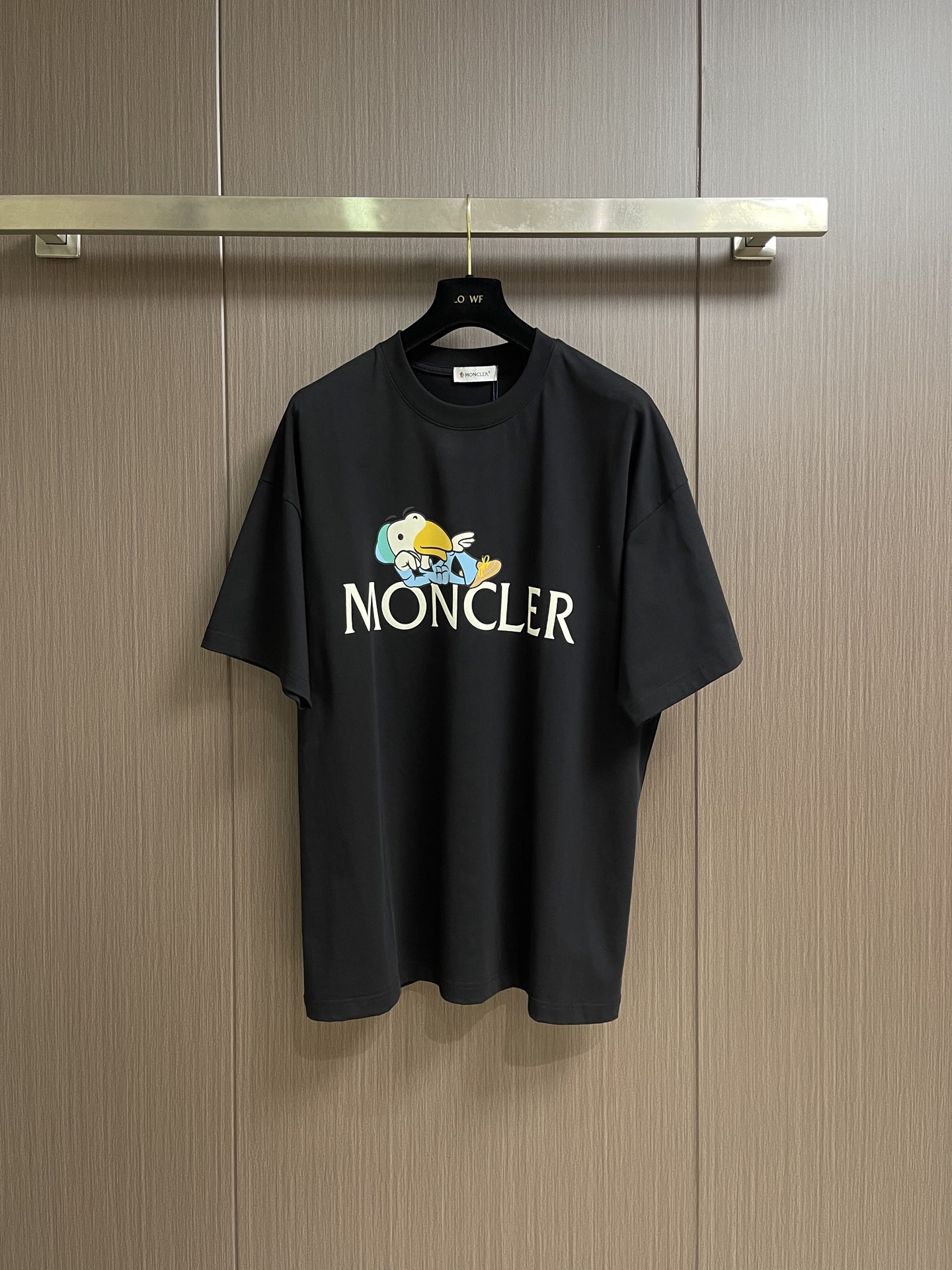 NO:935740,Moncler cartoon printed short-sleeved T-shirt, pure cotton double yarn fabric, contrast-dyed fabric, ultra-fine flat screen printing process, full of fashion sense, using fine gauze material as the screen, custom-dyed pure cotton fabric, the upper body effect is loose and casual. Sizes M-3XL, T-shirt, tees, t-shirt,19860909Moncler 卡通印花短袖T恤,纯棉双纱面料,对色定染面料,超精细平网印花工艺,潮流感十足,采用细致纱网材质做网板,定染纯棉面料,上身效果宽松休闲.尺码M-3XL,,T-shirt,tees，t-shirt,,Men's clothing