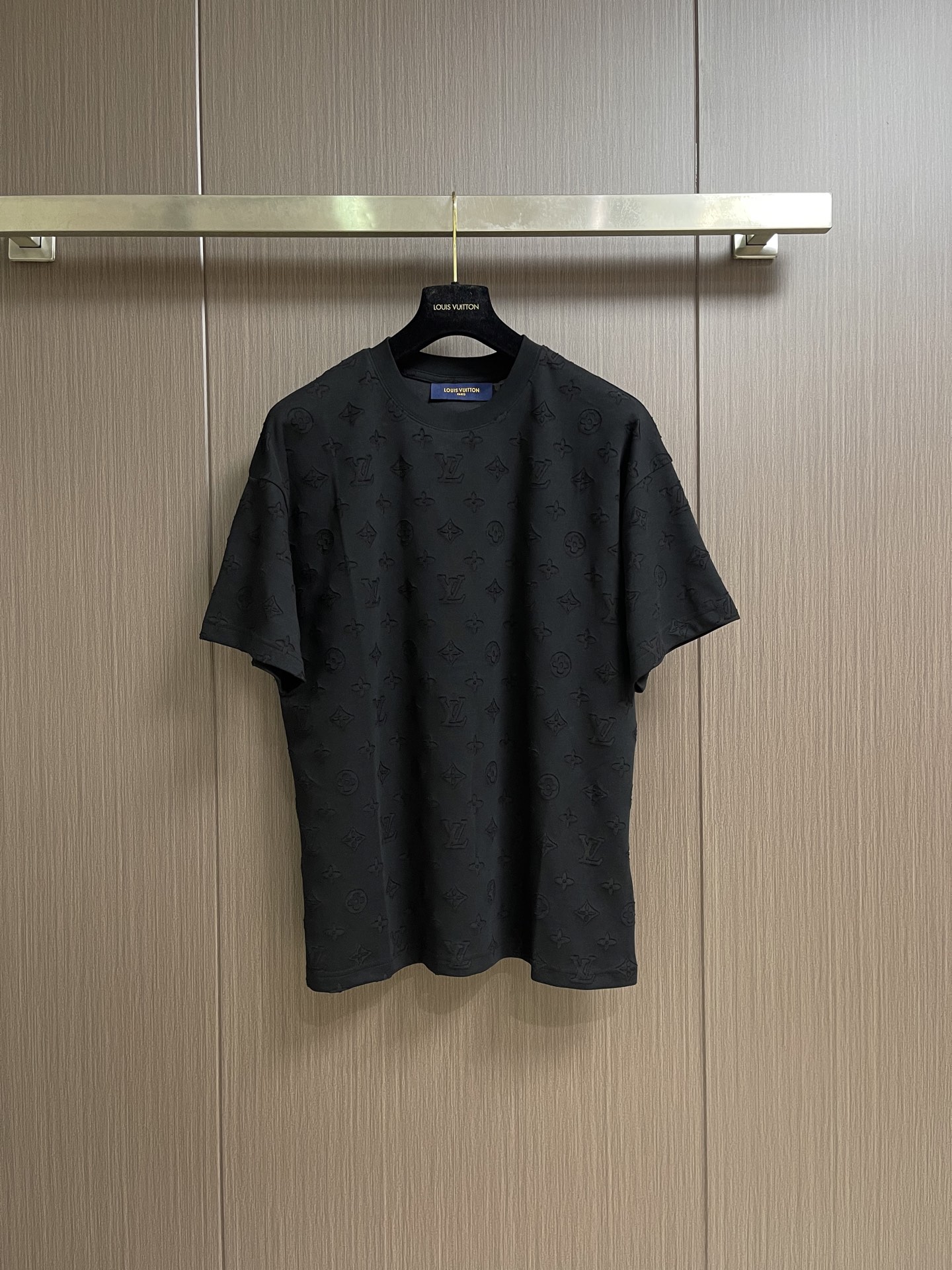 NO:935746,LV 2026SS early spring new style classic logo jacquard short-sleeved T-shirt, made of 280g pure cotton double yarn jersey fabric, custom-dyed in the same vat with special thickened 32-count double-ply 1X1 thread, customized brand logo burnt flower effect, double-needle stitching cross-stitching process. Size M-3XL, louis vuitton, T-shirt, tees, t-shirt,19860909LV 2026SS早春新款 经典logo提花短袖T恤,采用280克 纯棉双纱汗布面料,同缸定染特种加粗32支双股1X1螺纹,定制品牌logo烧花效果,双针车线跨缝工艺.尺码M-3XL,,louis vuitton,T-shirt,tees，t-shirt,,Men's clothing