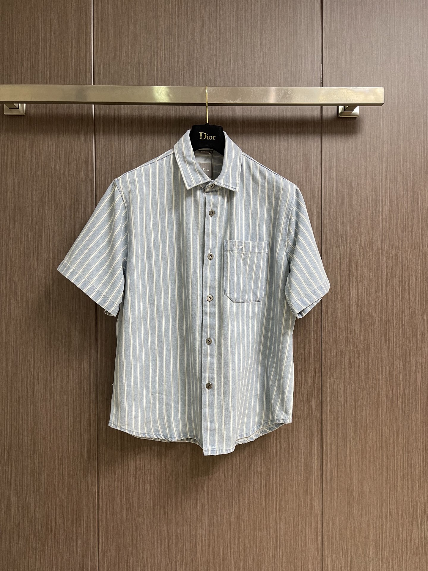 NO:935703,Tops Shorts Dior blue striped short-sleeved shirt-shorts suit, this one is decorated with classic patterns. It is carefully made of blue striped cotton twill fabric, with horn button closure and embroidery above the chest patch pocket, which is unique. It can be opened and layered to add personality to the casual look. Sizes S-XL, dior, shorts, shirts, T-shirt,19860909上衣 短裤 Dior 蓝色条纹短袖衬衫短裤套装,这款饰以经典图案.采用蓝色条纹棉质斜纹面料精心制作,牛角扣开合,胸前贴袋上方饰以刺绣,别具一格.可敞开与叠搭,为休闲造型增添个性风范.尺码S-XL,,dior,shorts,shirts,T-shirt,,Men's clothing
