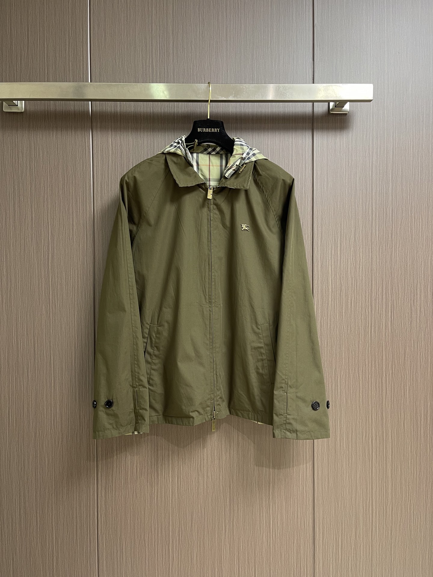 NO:935695,BURBERRY reversible metal war horse logo hooded jacket, the front fabric is made of high-count lightweight cotton canvas  , after pre-shrinking and softening treatment, the canvas fabric has got rid of the traditional stiffness. It has excellent breathability properties. At the same time, the fabric has a tight structure and strong wrinkle resistance. It is not easy to wrinkle and deform in daily wear. It can still maintain a crisp shape after multiple washings and is durable.  The wearability is full. The appearance has a matte and delicate texture, with a high-end retro texture. The background color is low-key and atmospheric, versatile and not picky in style. The other side of the fabric is made of khaki green and white plaid fabric made of polyester fiber. Its structure is tight and durable.  It has strong abrasion resistance and tear resistance. It is not easy to snag or pill when worn in daily wear, and always remains neat and crisp. After lightweight treatment, the upper body is light and weight-free, and has good breathability. The war horse logo on the chest is made of three-dimensional die-casting technology.  Made with fine metallic luster, three-dimensional and full shape, the edges are polished and smooth, showing a high-end texture. The cuffs use double-button tabs with brand logos engraved on the surface of the buttons. The texture is delicate and the cuffs can be adjusted freely to fit the wrist and prevent wind.  , the cuffs can also be folded to reveal the plaid lining, creating a sense of layering. The buckle tabs are neatly routed, and the edges are hemmed. The workmanship is fine, which not only improves the durability of the cuffs, but also makes the overall fit neater, saying goodbye to the dragging feeling. The hood has a built-in drawstring.  The design is equipped with a customized hat rope buckle, the buckle is engraved with a letter logo, and the texture is full; the tightness of the hat circumference can be freely adjusted, windproof and warm, with both style and practicality. The raglan sleeve structural design bids farewell to the abrupt shoulder seam of ordinary sleeve types, through precise  Curved pattern making makes the sleeves and body of the garment seamlessly integrated. The high-tech diagonal splicing not only modifies the body shape, but also enhances the stress ductility of the fabric. It will not deform or fray after long-term wear. Through precise cutting and sewing processes, the hat body is  The plaid patterns on the , placket and cuffs are completely symmetrically aligned, with neat and smooth lines, without misalignment or distortion. The high-end craftsmanship is demonstrated in the details, and it is visually more refined and regular, highlighting the high-end texture of the classic plaid pattern. Sizes S-M-L-XL  Size S Length 68 Bust 112 Shoulder sleeve length 80 Medium Length 69.5 Bust 116 Shoulder sleeve length 81 L Size Length 71 Bust 120 Shoulder sleeve length 82 XL Length 72.5 Bust 124 Shoulder sleeve length 83,,burberry,jackets & coats,jackets & coats,hats,19860909BURBERRY 双面穿金属战马徽标连帽夹克外套,正面面料甄选高支轻盈棉质帆布打造 ,经过预缩与柔化处理,帆布面料摆脱了传统硬挺感,其自带优秀的透气属性,同时面料结构紧密、抗皱性强,日常穿着不易起皱变形,多次洗涤仍能保持挺括版型,耐穿度拉满.外表呈现哑光细腻的肌理,自带高级的复古质感,底色低调大气,百搭不挑风格.另一面面料选用聚酯纤维打造而成的卡其绿相间格纹面料,其结构紧密,耐磨性、抗撕裂性强,日常穿着不易勾丝、起球,始终保持利落挺括.经过轻量化处理之后,上身轻盈无负重,同时具备良好的透气性.胸口处战马徽标采用立体压铸工艺打造,金属光泽细腻,造型立体饱满,边缘经打磨光滑,呈现高级质感.袖口采用双扣袢,纽扣表面刻有品牌标识,质感细腻,可自由调节袖口松紧,既能贴合手腕防风,也能翻折袖口露出格纹里布,打造叠穿层次感,扣袢走线工整,边缘包边处理,做工精细,既提升了袖口的耐用性,也让整体版型更利落,告别拖沓感,连帽内置抽绳设计,搭配定制帽绳扣,扣身刻有字母标识,质感拉满；可自由调节帽围松紧,防风保暖,造型与实用性兼具,插肩袖结构设计告别普通袖型的肩缝突兀感,通过精准的弧度打版,让袖身与衣身浑然一体.高工艺的斜向拼接不仅修饰身形,更强化了面料的受力延展性,久穿不变形、不磨边.通过精准的剪裁和缝纫过程中对格工艺,帽身、门襟、袖口的格纹完全对称对齐,线条工整流畅,没有错位、歪格,从细节处彰显高端工艺,视觉上更显精致规整,突出经典格纹的高级质感.尺码S-M-L-XL S码 衣长 68 胸围 112 肩连袖长 80 M码 衣长 69.5胸围 116 肩连袖长 81 L码 衣长 71胸围 120 肩连袖长 82 XL码衣长 72.5胸围 124 肩连袖长 83,,burberry,jackets & coats,jackets & coats,hats,,Men's clothing