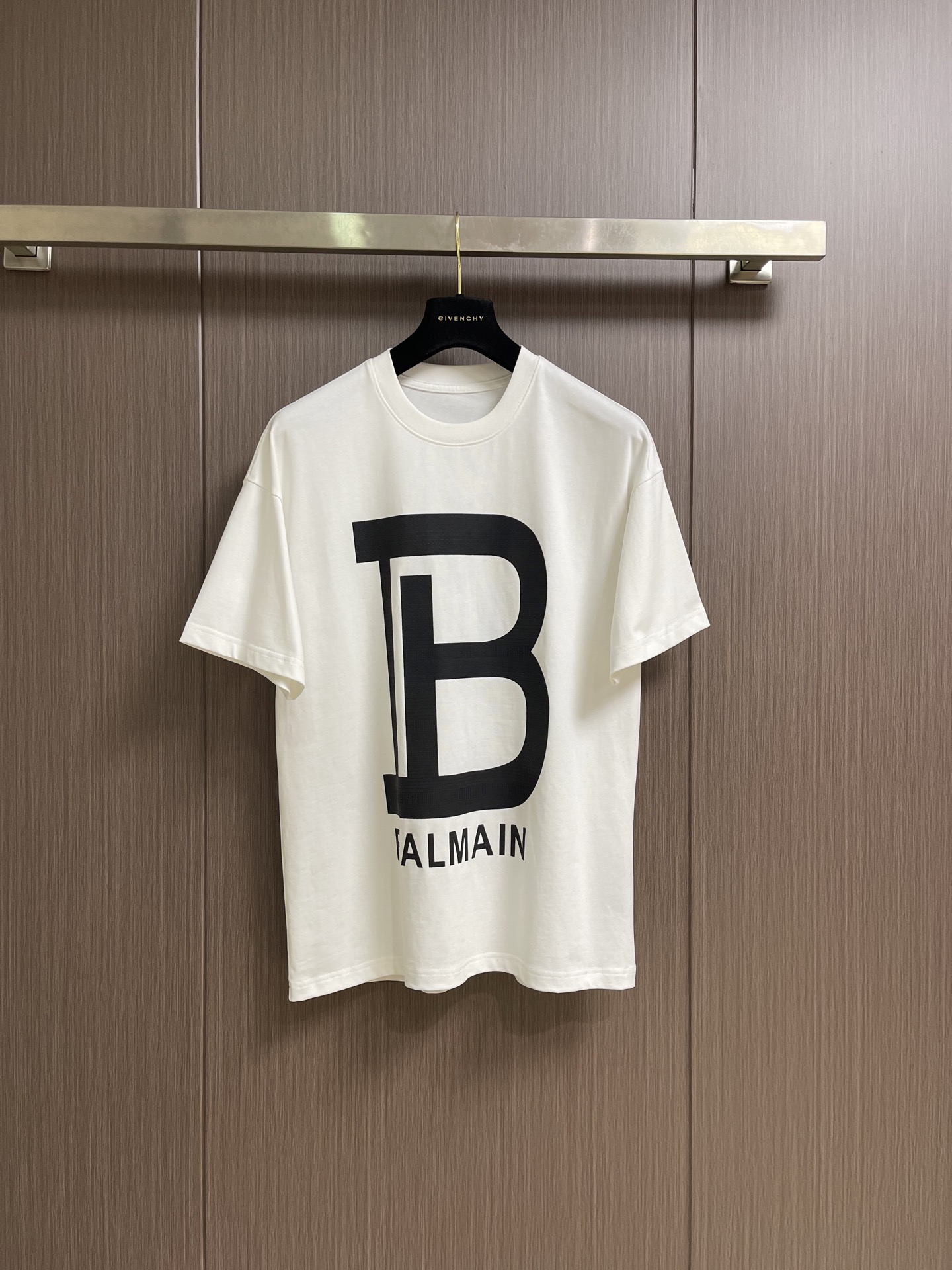 NO:935748,Balmain Balmain 2026SS spring and summer new style  Logo-printed round-neck short-sleeved T-shirt, classic letters on the neckline are simple and fashionable, the fabric is very comfortable and breathable, the fabric surface is fine and smooth, soft and skin-friendly, the perfect silhouette is neither restrained nor exaggerated, whether it is worn outside or inside, it can highlight the powerful noble temperament. It goes without saying that Balmain's style has always been good, the finely cut silhouette has smooth lines and full drape. Sizes M-3XL,, balmain, balmain, T-shirt, tees, t-shirt,19860909Balmain 巴尔曼2026SS春夏新款 徽标印花圆领短袖T恤,领口经典字母简约时尚,面料舒适透气性非常好,布面精细光滑,柔软亲肤,版型设计完美廓形不拘谨不夸张,不论是外穿还是内搭都能凸显高贵气质的强大,巴尔曼的版型向来不用说的好,精工细裁的版型廓形线条流畅,垂感十足.尺码M-3XL,,balmain,balmain,T-shirt,tees，t-shirt,,Men's clothing