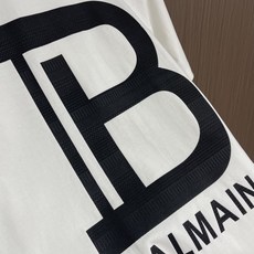 Balmain 巴尔曼2026SS春夏新款 徽标印花圆领短袖T恤,领口经典字母简约时尚,面料舒适透气性非 Balmain 巴尔曼2026SS春夏新款 徽标印花圆领短袖T恤,领口经典字母简约时尚,面料舒适透气性非