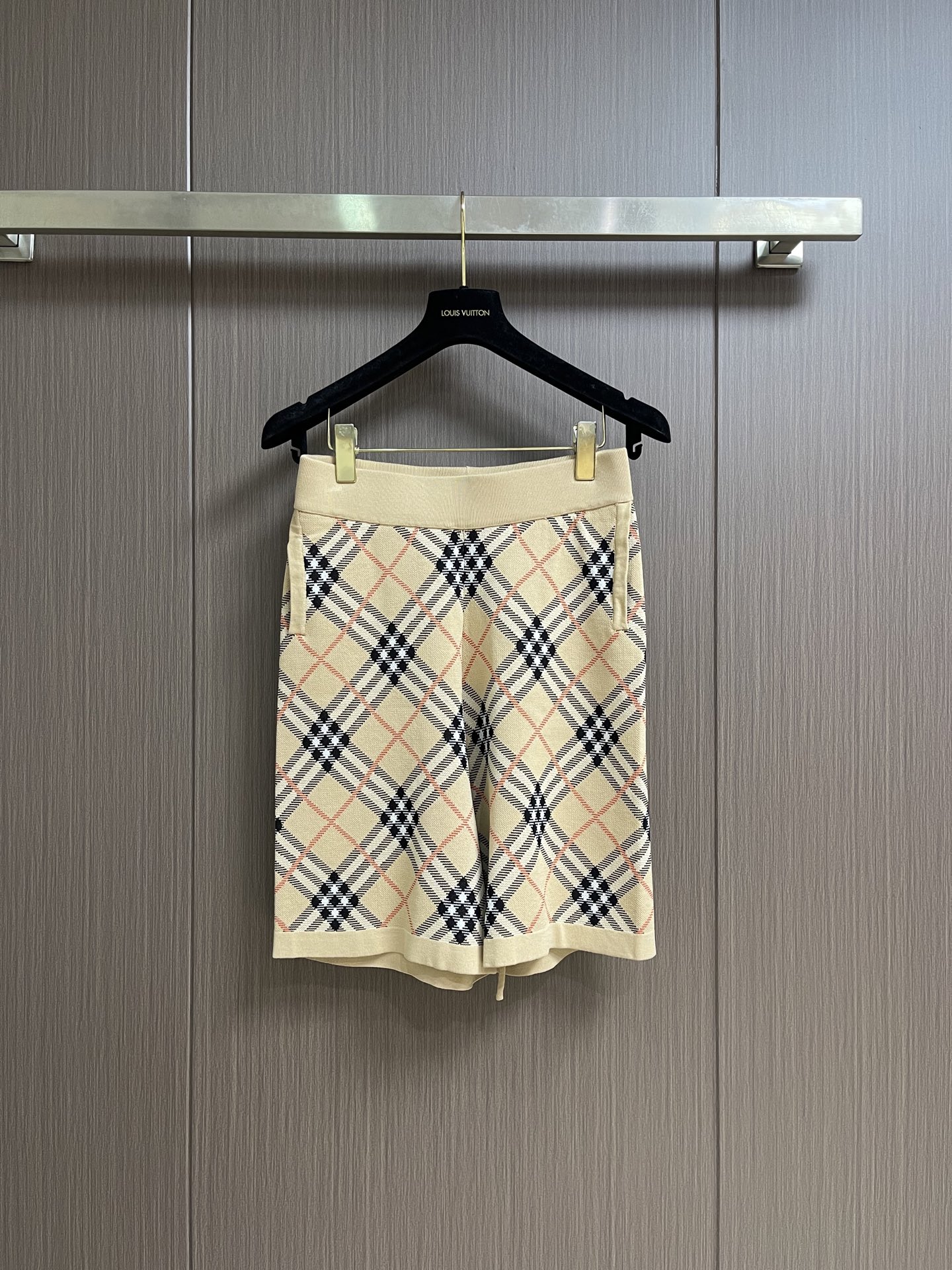 NO:935697,Burberry  Casual shorts with wool plaid knitted pattern. These knitted shorts are made of fine knitted yarns. The classic rhombus-dyed jacquard craftsmanship has well-proportioned and full color levels. The plaid pattern is regular and three-dimensional and will not fade easily. The loose waistband has been shaped many times and has moderate elasticity to fit the waist. It will not become loose and deformed after long-term wear. Hidden pockets are set on the side, and the pockets are tightly and firmly routed, making them very practical.  Ribbed hemming technology, fine and smooth stitching, effectively prevent curling. The loose-fitting five-quarter pants are well-tailored, with excellent drape, and the upper body modifies the leg lines. The fabric is soft, breathable, and smooth to the touch, taking into account light luxury texture and wearing comfort. It is highly suitable for daily casual wear. Fine turning reduces excess threads, and gentle washing can maintain the shape. The overall routing is straight and delicate, the fabric is comfortable and soft, and the color is consistent without color difference.  Can be matched with the same style to create a fashionable look, to suit various occasions, customized accessories, complete with three standards!  Sizes XS-S-M-L19860909Burberry 羊毛格纹针织图案休闲短裤,这款针织短裤甄选细腻针织纱线制作,经典菱格色织提花工艺,色彩层次匀称饱满,格子纹路规整立体,不会轻易掉色.加宽松紧腰头经过多次定型处理,弹力适中贴合腰部,久穿不易松垮变形；侧边设置隐形插袋,袋口走线严密牢固,实用性十足.裤脚采用收罗纹包边工艺,针脚细密平整,有效防止卷边.宽松五分裤版型剪裁考究,垂坠感优越,上身修饰腿部线条.面料柔软透气,触感顺滑,兼顾轻奢质感与穿着舒适度,日常休闲穿搭适配度高,精细车工减少多余线头,轻柔洗护即可维持版型.整体走线平直细腻,面料舒适柔软,颜色一致无色差 能与同款搭配营造时尚造型,驾驭各种场合,定制辅料,三标齐全！尺码XS-S-M-L XS码 裤长 54腰围 37 坐围 41.5 S码裤长 55腰围 39 坐围 42.5 M码 裤长 56腰围 41坐围 43.5 L码裤长 57腰围 43 坐围 44.5,,burberry,shorts,,Men's clothing