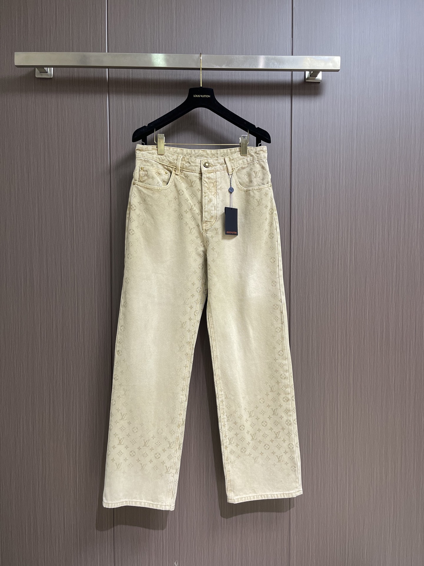 NO:935724,LV MONOGRAM gradient jeans, the 2026ss spring and summer fashion show refines the traditional Indian fabric dyeing process, setting the trend tone of this denim skateboard pants. The cotton canvas surface presents a Faded Monogram pattern, and the old rivets and Nubuck Mini Damier leather patches complete the exquisite details. Size 28-30-32-34-36 28 yards, pants length 107.5, hips 102, waist 76, 30 yards  Pants length 109 Hips 106 Waist 80 Size 32 Pants length 110.5 Hips 110 Waist 84 Size 34 Pants length 112 Hips 114 Waist 88 Size 36 Pants length 113.5 Hips 118 Waist 92,,louis vuitton,jeans,19860909LV MONOGRAM 渐变牛仔裤,2026ss春夏时装秀对印度传统织物染色工艺的提炼,奠定此款牛仔滑板裤的潮流基调.棉质帆布表面呈现Faded Monogram图案,做旧铆钉和Nubuck Mini Damier皮革贴饰完善精致细节.尺码28-30-32-34-36 28码 裤长 107.5 臀围 102 腰围 76 30码 裤长 109臀围 106 腰围 80 32码 裤长 110.5 臀围 110 腰围 84 34码 裤长 112 臀围 114 腰围 88 36码 裤长 113.5 臀围 118 腰围 92,,louis vuitton,jeans,,Men's clothing
