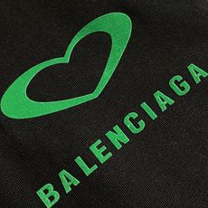 Balenciaga 2026ss早春胸前爱心logo印花短袖T恤 采用100%全精梳棉面料 柔软细腻 Balenciaga 2026ss早春胸前爱心logo印花短袖T恤 采用100%全精梳棉面料 柔软细腻