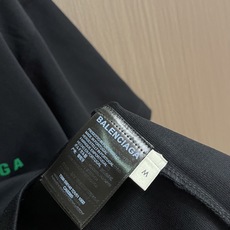 Balenciaga 2026ss早春胸前爱心logo印花短袖T恤 采用100%全精梳棉面料 柔软细腻 Balenciaga 2026ss早春胸前爱心logo印花短袖T恤 采用100%全精梳棉面料 柔软细腻