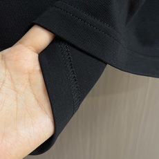 Balenciaga 2026ss早春胸前爱心logo印花短袖T恤 采用100%全精梳棉面料 柔软细腻 Balenciaga 2026ss早春胸前爱心logo印花短袖T恤 采用100%全精梳棉面料 柔软细腻