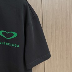 Balenciaga 2026ss早春胸前爱心logo印花短袖T恤 采用100%全精梳棉面料 柔软细腻 Balenciaga 2026ss早春胸前爱心logo印花短袖T恤 采用100%全精梳棉面料 柔软细腻