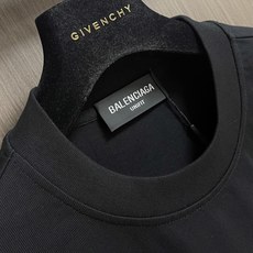 Balenciaga 2026ss早春胸前爱心logo印花短袖T恤 采用100%全精梳棉面料 柔软细腻 Balenciaga 2026ss早春胸前爱心logo印花短袖T恤 采用100%全精梳棉面料 柔软细腻