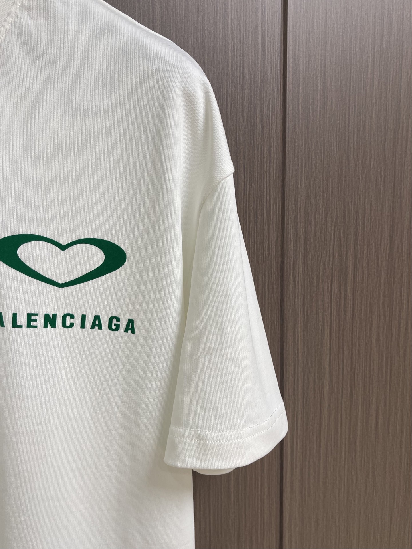 Balenciaga 2026ss早春胸前爱心logo印花短袖T恤 采用100%全精梳棉面料 柔软细腻 