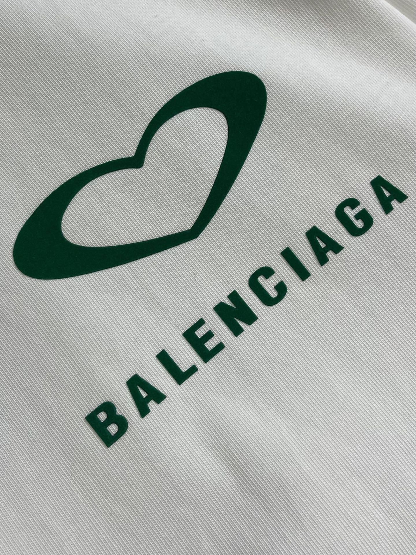 Balenciaga 2026ss早春胸前爱心logo印花短袖T恤 采用100%全精梳棉面料 柔软细腻 