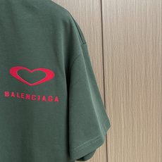 Balenciaga 2026ss早春胸前爱心logo印花短袖T恤 采用100%全精梳棉面料 柔软细腻 Balenciaga 2026ss早春胸前爱心logo印花短袖T恤 采用100%全精梳棉面料 柔软细腻