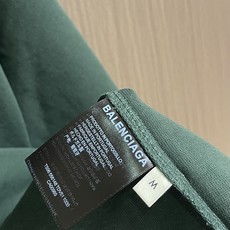 Balenciaga 2026ss早春胸前爱心logo印花短袖T恤 采用100%全精梳棉面料 柔软细腻 Balenciaga 2026ss早春胸前爱心logo印花短袖T恤 采用100%全精梳棉面料 柔软细腻