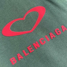 Balenciaga 2026ss早春胸前爱心logo印花短袖T恤 采用100%全精梳棉面料 柔软细腻 Balenciaga 2026ss早春胸前爱心logo印花短袖T恤 采用100%全精梳棉面料 柔软细腻