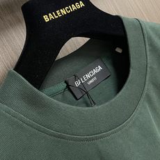 Balenciaga 2026ss早春胸前爱心logo印花短袖T恤 采用100%全精梳棉面料 柔软细腻 Balenciaga 2026ss早春胸前爱心logo印花短袖T恤 采用100%全精梳棉面料 柔软细腻