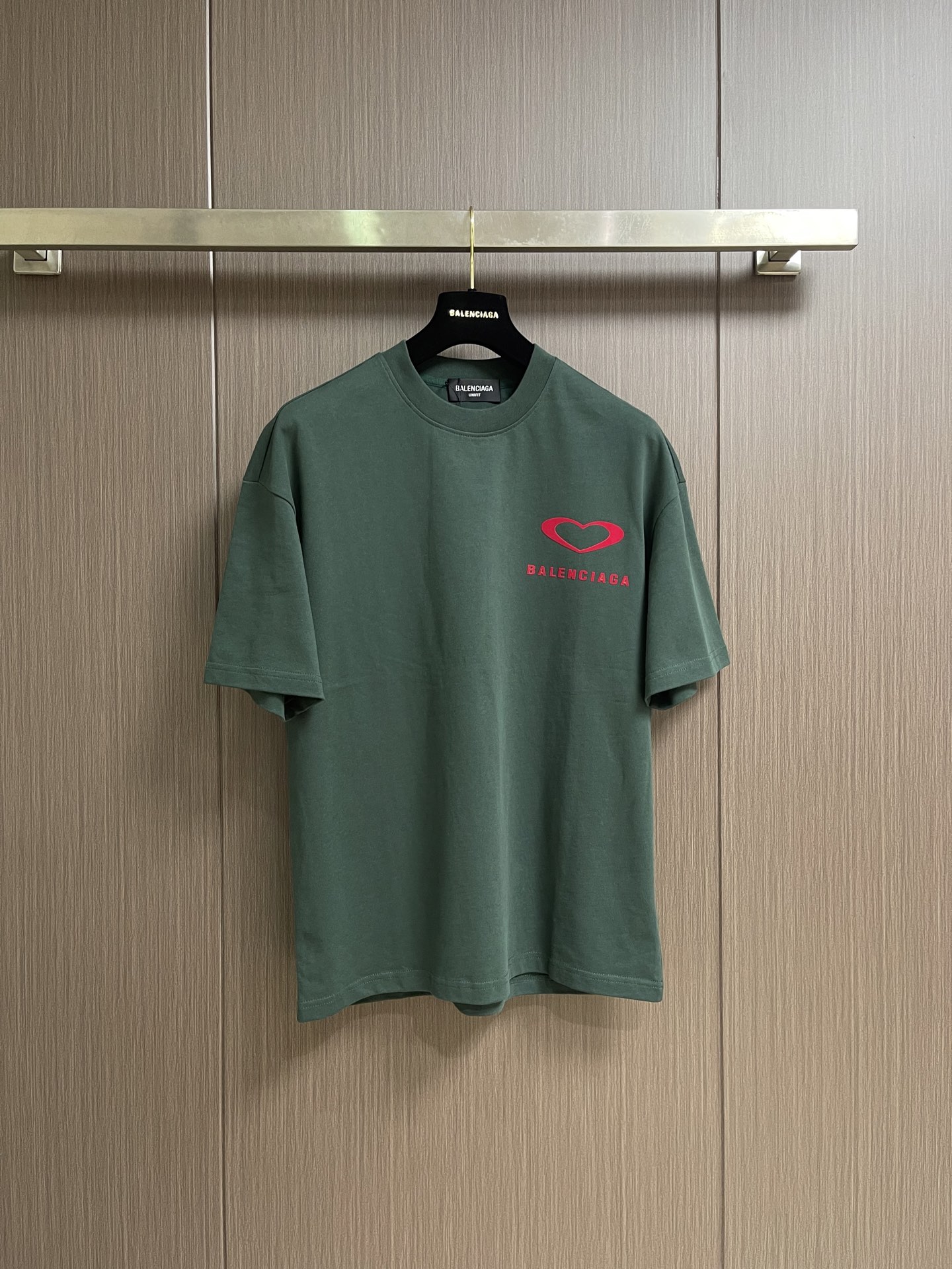 NO:935702,Balenciaga 2026ss early spring short-sleeved T-shirt with heart logo print on the chest. It is made of fully combed cotton fabric. It is soft and delicate. A basic base shirt is indispensable in men's wardrobe. It can be used to match various clothes anytime and anywhere to meet your daily needs. The design of the clothes is very simple and low-key. Dear friends, hurry up and get it. Sizes M-XXL M, bust 108, shoulder width 55, length 68.5 L  Bust 112, shoulder width 57, length 70.519860909Balenciaga 2026ss早春胸前爱心logo印花短袖T恤 采用全精梳棉面料 柔软细腻 男人的衣柜都少不了基础打底衫 随时随地都可以拿来搭配各种服饰 满足您日常生活需求 ,衣服设计非常的简洁 ,很是低调的设计 亲们赶紧入手.尺码M-XXL M码 胸围108 肩宽55 衣长68.5 L码 胸围112肩宽57 衣长70.5 XL码胸围116肩宽59 衣长72.5 XXL码 胸围120肩宽60 衣长74.5,,balenciaga,T-shirt,tees，t-shirt,,Men's clothing