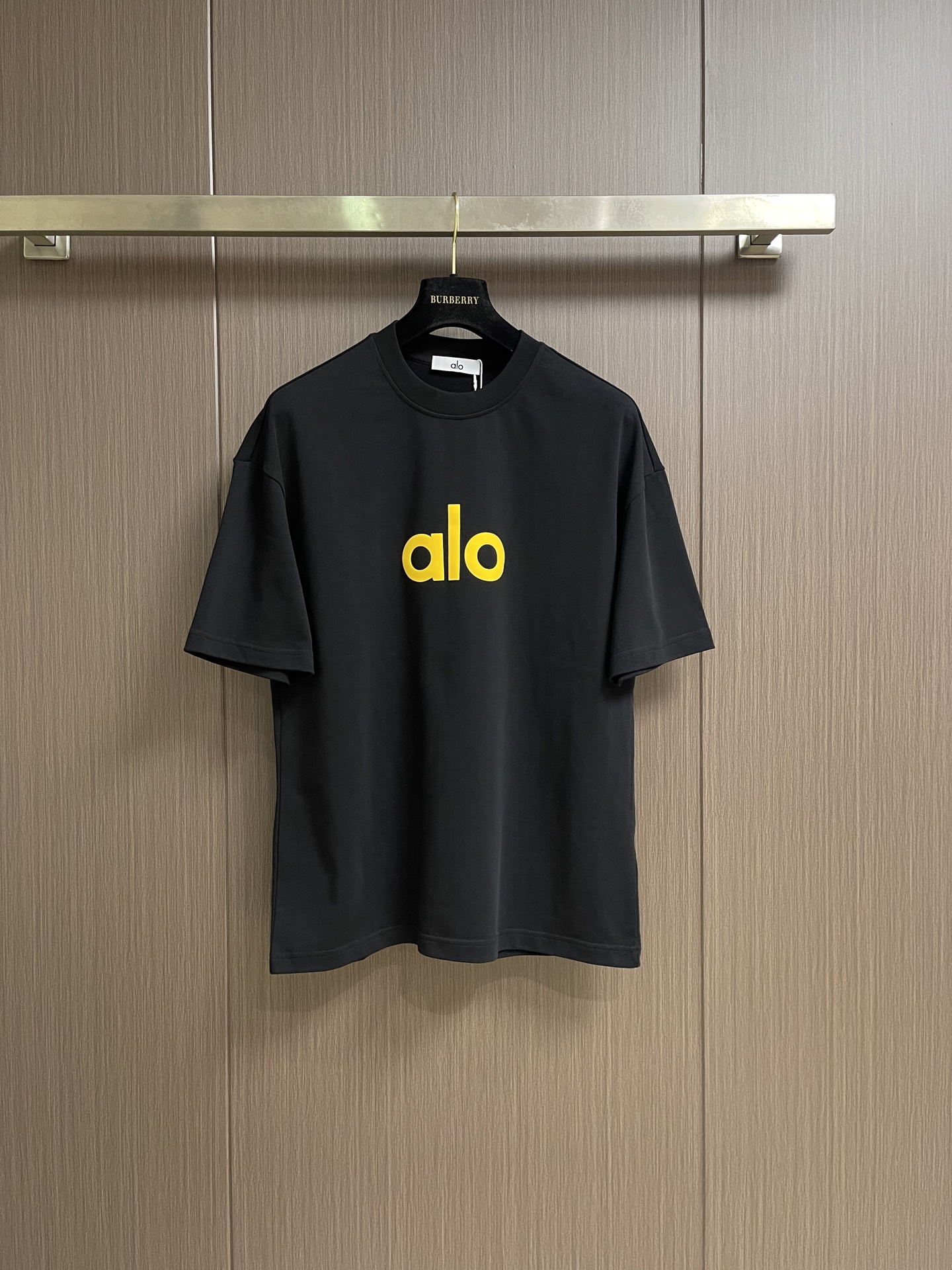 ALO  2026ss早春新款短袖T恤，这款 280g 经典T恤采用永恒的净色，易于搭配。它采用有机棉制