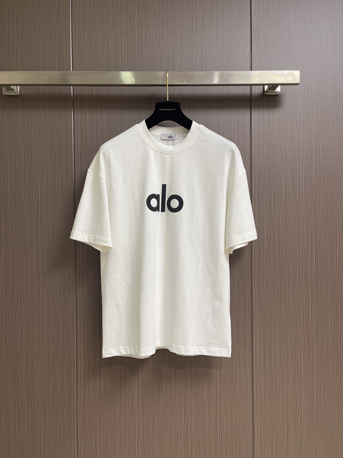 ALO  2026ss早春新款短袖T恤，这款 280g 经典T恤采用永恒的净色，易于搭配。它采用有机棉制