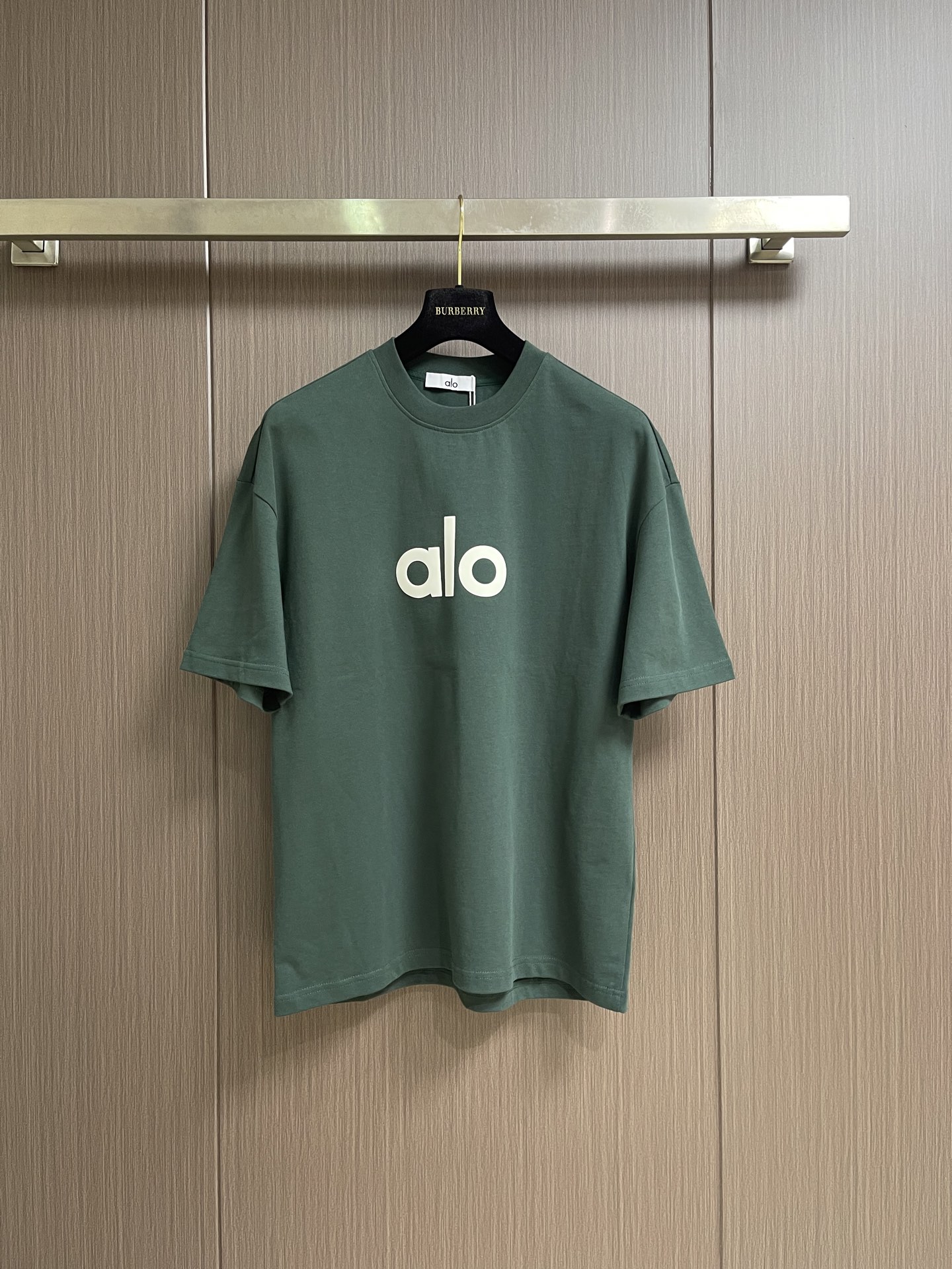 NO:935705,ALO 2026ss new short-sleeved T-shirt for early spring. This 280g classic T-shirt adopts timeless solid colors and is easy to match. It is made of organic cotton and is decorated with a 3D printed logo on the chest. Sizes M-XXL  Clothing length 72.5 XXL, bust 120, shoulder width 60, clothing length 74.5, T-shirt, tees, t-shirt,19860909ALO 2026ss早春新款短袖T恤,这款 280g 经典T恤采用永恒的净色,易于搭配.它采用有机棉制成,胸口饰有3D印花的logo标识字样.尺码M-XXL M码 胸围108 肩宽55 衣长68.5 L码 胸围112肩宽57 衣长70.5 XL码胸围116肩宽59 衣长72.5 XXL码 胸围120肩宽60 衣长74.5,,T-shirt,tees，t-shirt,,Men's clothing