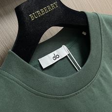 ALO 2026ss早春新款短袖T恤,这款 280g 经典T恤采用永恒的净色,易于搭配。它采用有机棉制 ALO 2026ss早春新款短袖T恤,这款 280g 经典T恤采用永恒的净色,易于搭配。它采用有机棉制