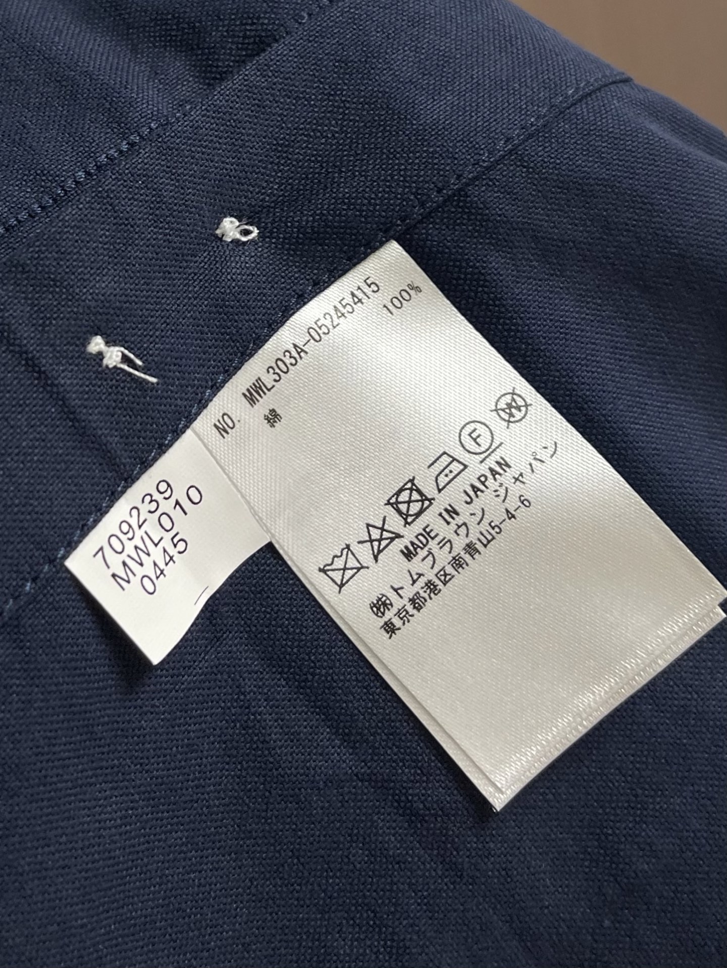 Thom browne TB袖筒纽扣调节袢（臂环）长袖衬衫，双袖的纽扣袢是该款最具辨识度的设计，既可以收