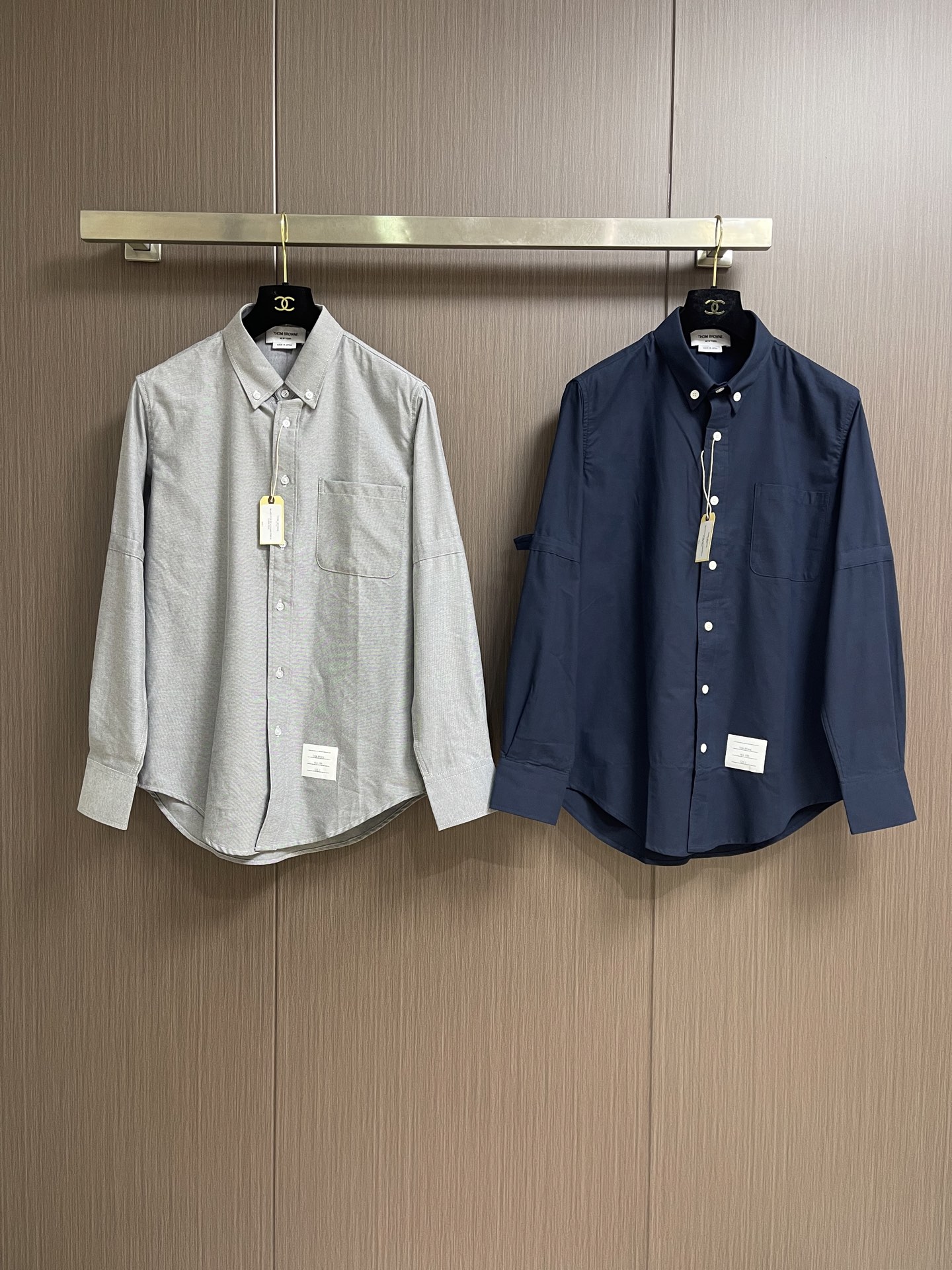 Thom browne TB袖筒纽扣调节袢（臂环）长袖衬衫，双袖的纽扣袢是该款最具辨识度的设计，既可以收
