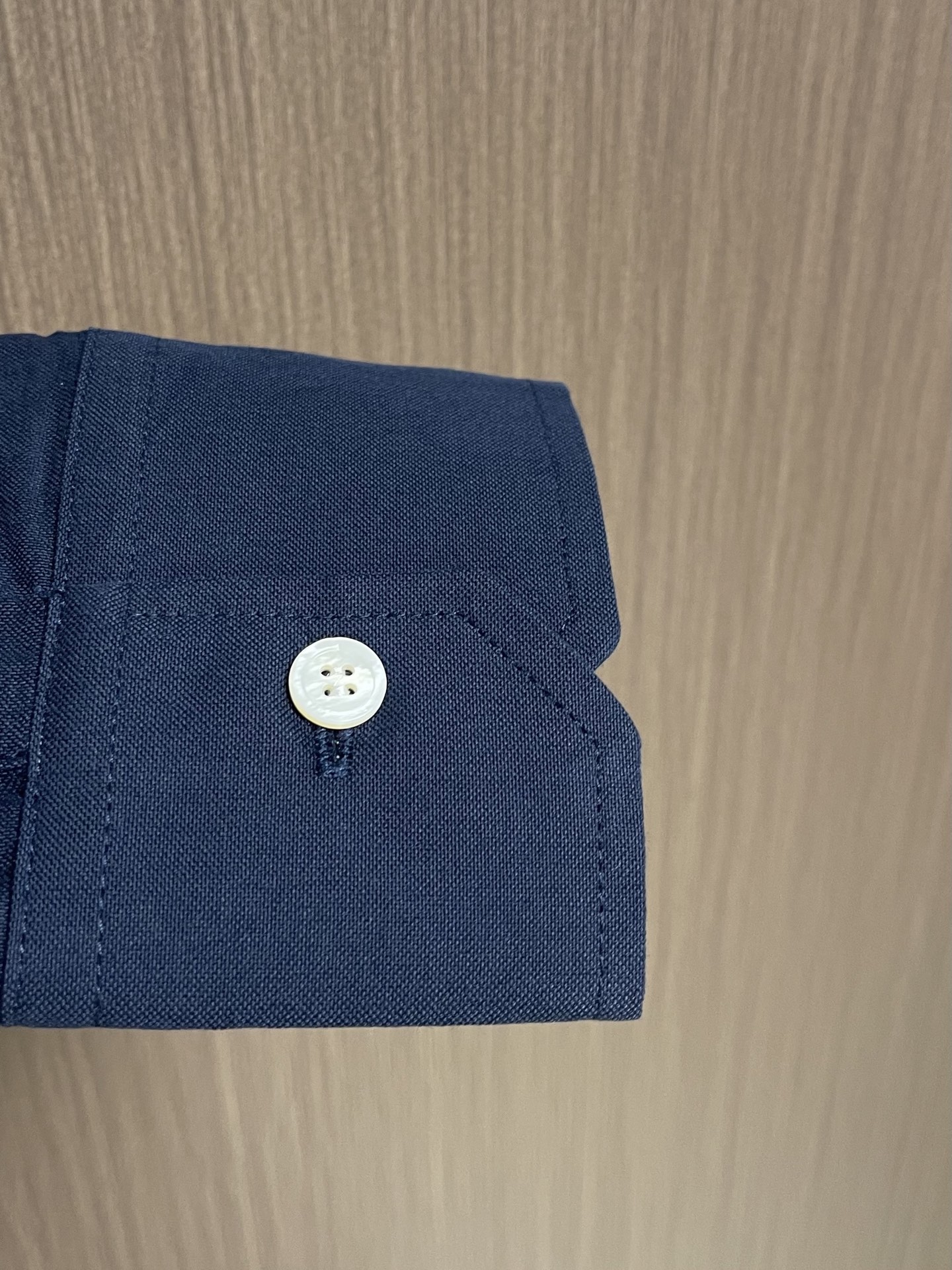 Thom browne TB袖筒纽扣调节袢（臂环）长袖衬衫，双袖的纽扣袢是该款最具辨识度的设计，既可以收