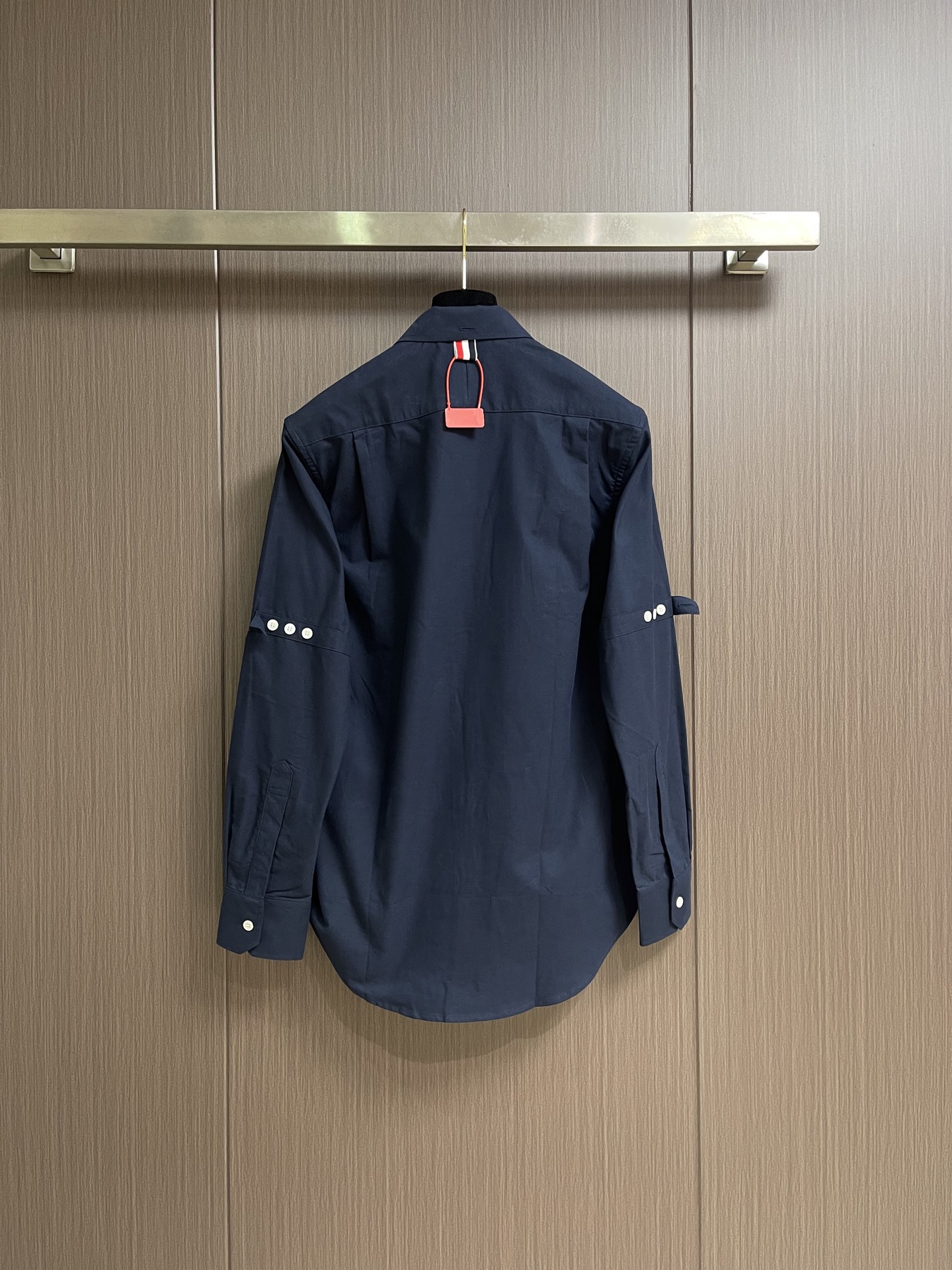 Thom browne TB袖筒纽扣调节袢（臂环）长袖衬衫，双袖的纽扣袢是该款最具辨识度的设计，既可以收