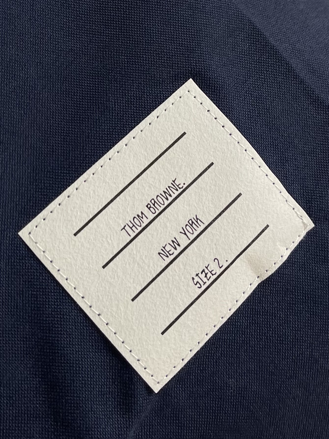 Thom browne TB袖筒纽扣调节袢（臂环）长袖衬衫，双袖的纽扣袢是该款最具辨识度的设计，既可以收