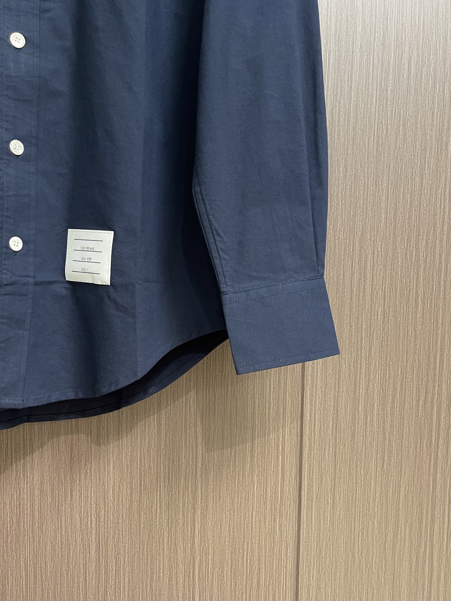 Thom browne TB袖筒纽扣调节袢（臂环）长袖衬衫，双袖的纽扣袢是该款最具辨识度的设计，既可以收