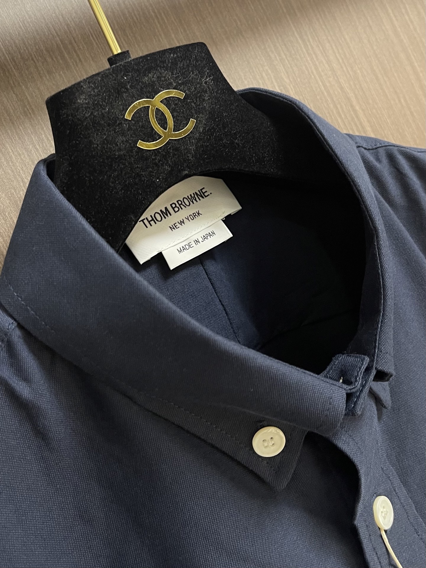 Thom browne TB袖筒纽扣调节袢（臂环）长袖衬衫，双袖的纽扣袢是该款最具辨识度的设计，既可以收