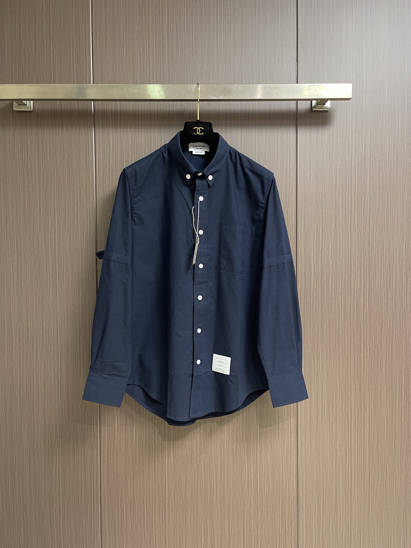 Thom browne TB袖筒纽扣调节袢（臂环）长袖衬衫，双袖的纽扣袢是该款最具辨识度的设计，既可以收