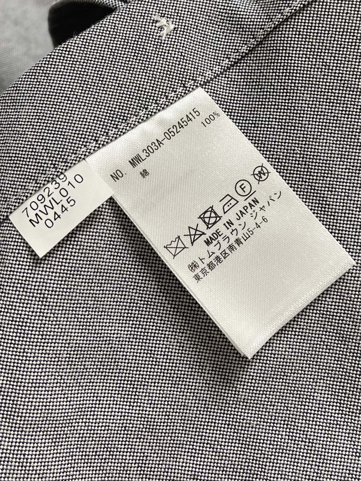Thom browne TB袖筒纽扣调节袢（臂环）长袖衬衫，双袖的纽扣袢是该款最具辨识度的设计，既可以收