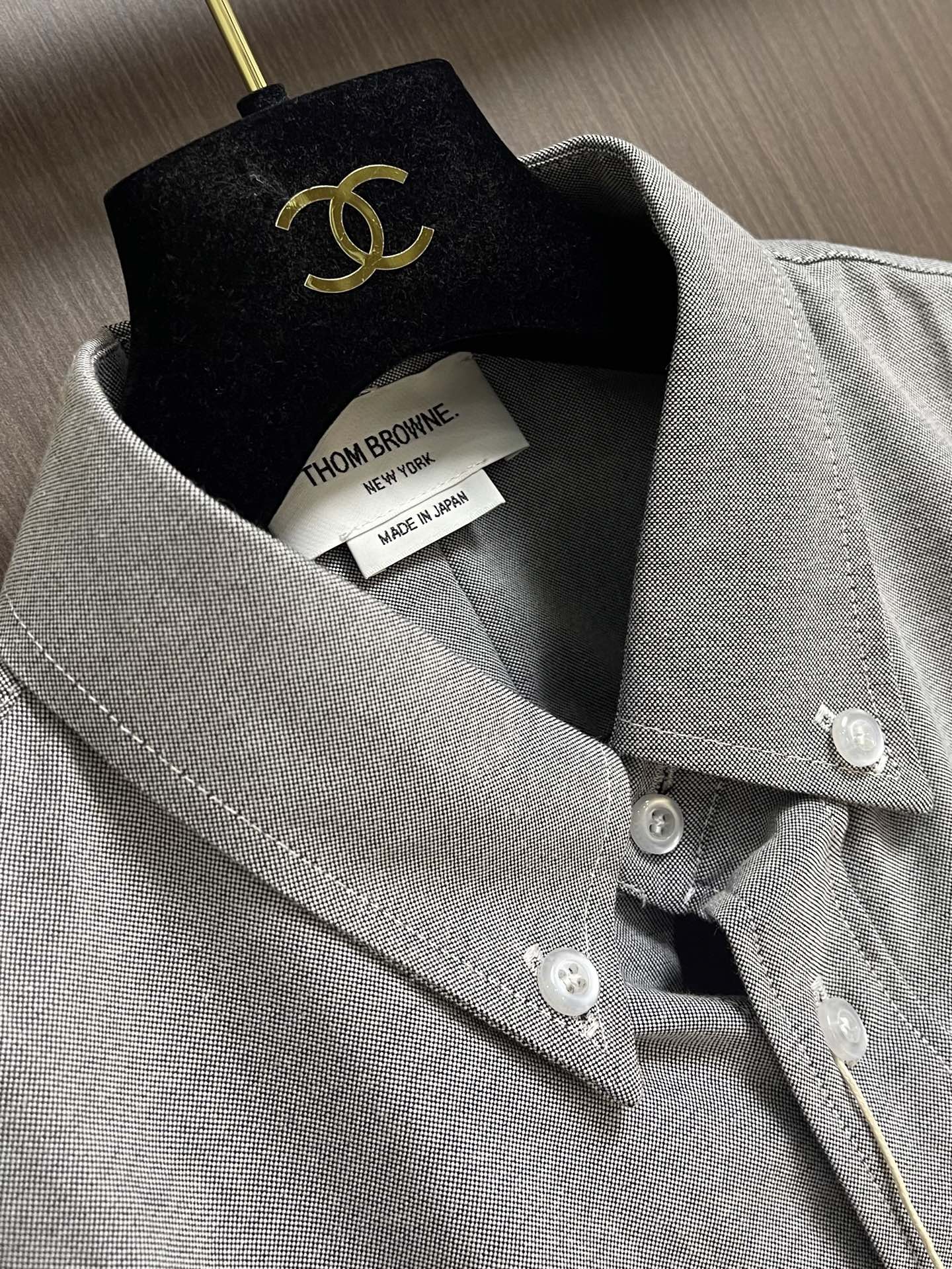 Thom browne TB袖筒纽扣调节袢（臂环）长袖衬衫，双袖的纽扣袢是该款最具辨识度的设计，既可以收