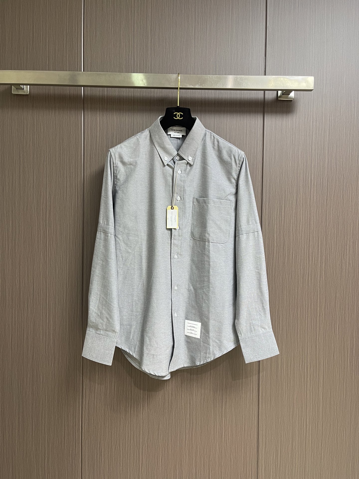Thom browne TB袖筒纽扣调节袢（臂环）长袖衬衫，双袖的纽扣袢是该款最具辨识度的设计，既可以收