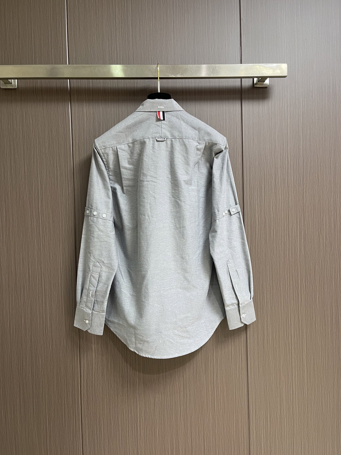 Thom browne TB袖筒纽扣调节袢（臂环）长袖衬衫，双袖的纽扣袢是该款最具辨识度的设计，既可以收