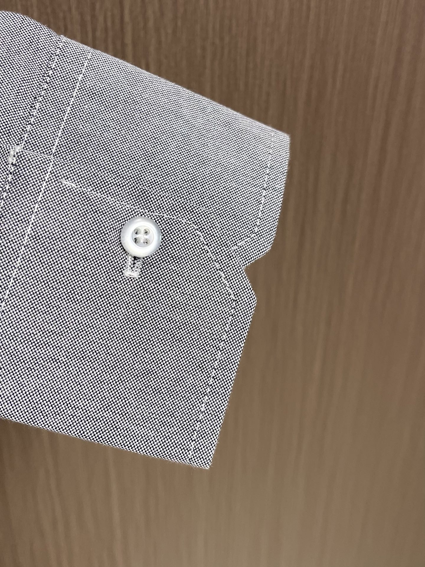 Thom browne TB袖筒纽扣调节袢（臂环）长袖衬衫，双袖的纽扣袢是该款最具辨识度的设计，既可以收