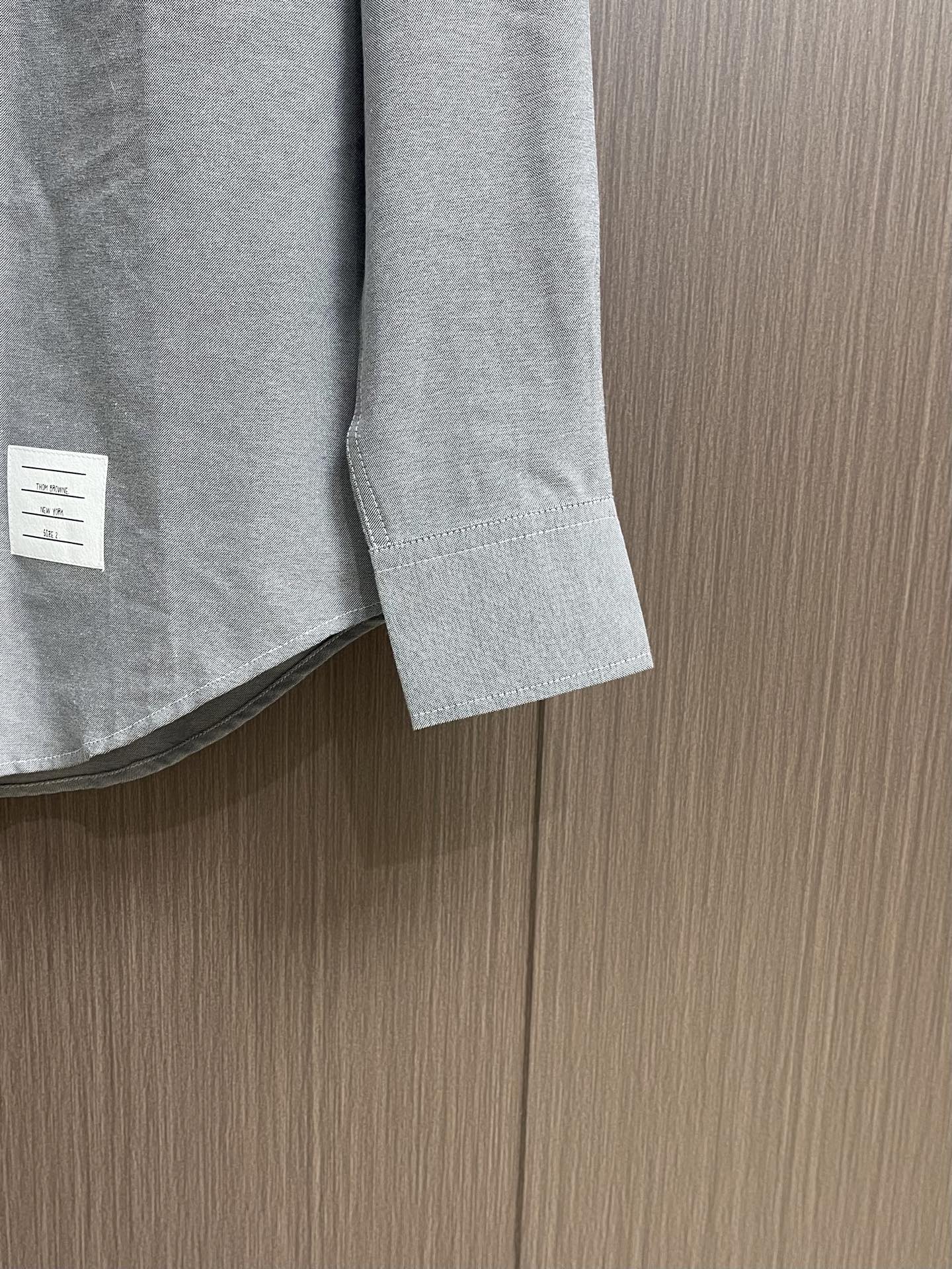 Thom browne TB袖筒纽扣调节袢（臂环）长袖衬衫，双袖的纽扣袢是该款最具辨识度的设计，既可以收