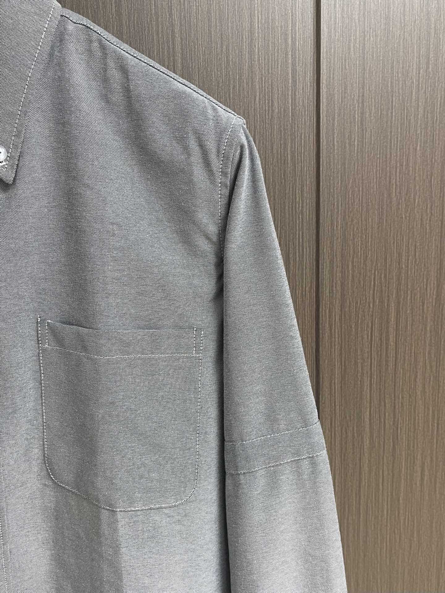 Thom browne TB袖筒纽扣调节袢（臂环）长袖衬衫，双袖的纽扣袢是该款最具辨识度的设计，既可以收