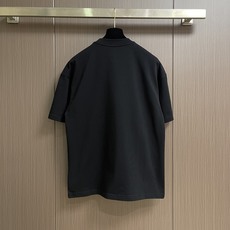 Dior 2026ss春夏新款男女同款短袖T恤,定制专属纯棉面料,定制原版工艺螺纹,胸前撞色logo图案 Dior 2026ss春夏新款男女同款短袖T恤,定制专属纯棉面料,定制原版工艺螺纹,胸前撞色logo图案
