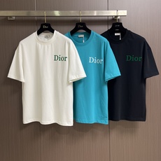 Dior 2026ss春夏新款男女同款短袖T恤,定制专属纯棉面料,定制原版工艺螺纹,胸前撞色logo图案 Dior 2026ss春夏新款男女同款短袖T恤,定制专属纯棉面料,定制原版工艺螺纹,胸前撞色logo图案