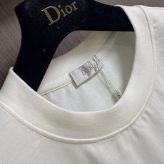 Dior 2026ss春夏新款男女同款短袖T恤,定制专属纯棉面料,定制原版工艺螺纹,胸前撞色logo图案 Dior 2026ss春夏新款男女同款短袖T恤,定制专属纯棉面料,定制原版工艺螺纹,胸前撞色logo图案
