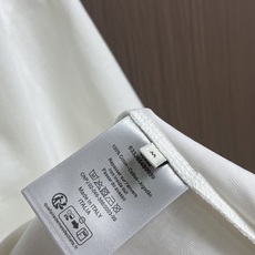 Dior 2026ss春夏新款男女同款短袖T恤,定制专属纯棉面料,定制原版工艺螺纹,胸前撞色logo图案 Dior 2026ss春夏新款男女同款短袖T恤,定制专属纯棉面料,定制原版工艺螺纹,胸前撞色logo图案
